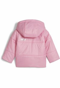 Rosa puffjacka med huva, med ett quiltat mönster, elastiska mudd och en liten vit logotyp på baksidan. Mjukt, glänsande material.