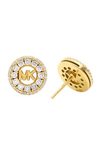 Pendientes de botón en tono dorado con un diseño redondo, adornados con cristales transparentes y un logotipo de "MK" en el centro.