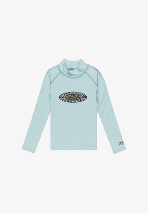 Jasnoniebieski rash guard o długim rękawie, wykonany z lekkiego materiału, z czarnym i złotym owalnym logo z przodu. Wysoka konstrukcja kołnierza.