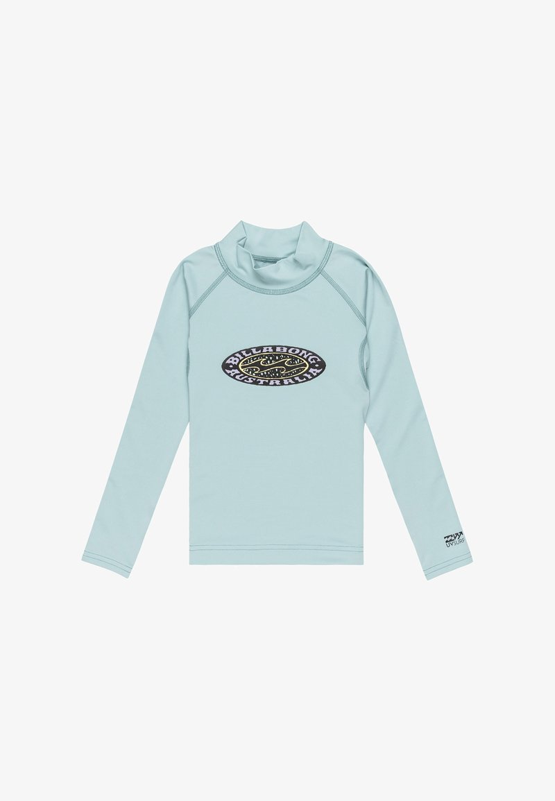 Jasnoniebieski rash guard o długim rękawie, wykonany z lekkiego materiału, z czarnym i złotym owalnym logo z przodu. Wysoka konstrukcja kołnierza.