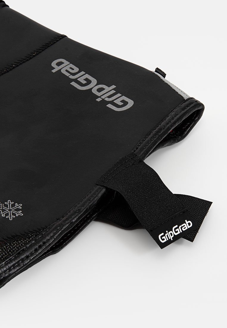 Czarna rękawiczka rowerowa wykonana z teksturowanego materiału, z logo śnieżynki oraz paskiem na rzep z nazwą marki GripGrab.
