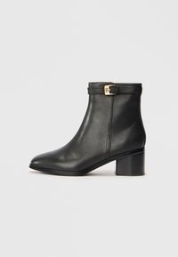 BUCKLE RIDING MID HEEL BOOTIE - Stövletter - black