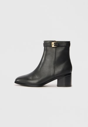 BUCKLE RIDING MID HEEL BOOTIE - Støvletter - black