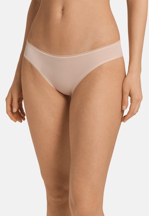 Naadloze nude bikini ondergoed met een zachte afwerking, gekenmerkt door een lage taille en minimalistisch design, geschikt voor dagelijks gebruik.