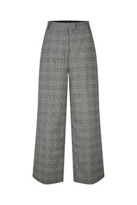 Hlače širokih nogavica u crno-bijelom houndstooth uzorku, s visokim strukom i teksturiranim materijalom za dodatnu dubinu.