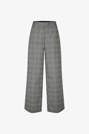 Mustriga laiad püksid must-valge houndstooth mustriga, millel on kõrge vöökoht ja tekstuuriga kangas, et lisada sügavust.