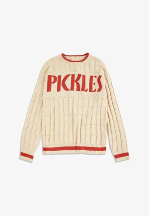 Krémový pletený sveter s červeným lemovaním na golieri, manžetách a spodnom okraji, s výrazným červeným nápisom "PICKLES" na hrudi.