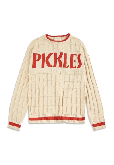 Pull en maille crème avec bordure rouge sur le col, les poignets et l'ourlet, arborant le texte rouge audacieux "PICKLES" sur la poitrine.