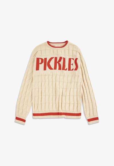Pull en maille crème avec bordure rouge sur le col, les poignets et l'ourlet, arborant le texte rouge audacieux "PICKLES" sur la poitrine.