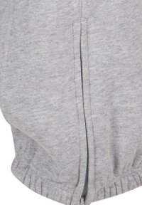 Hallkaamera vaade hallist kangast, kus on nähtavad õmblused ja osaliselt suletud vertikaalne tõmblukk.