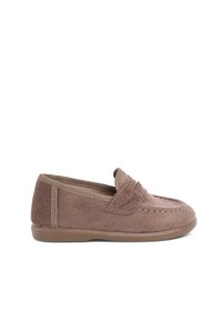 Brūni zamšādas slip-on apavi ar mokasīnu stila šuvēm, mīksta tekstūra, gumijas zole un kontrastējoša gaiši brūna apdare. Zema profila dizains, kas piemērots neformālai valkāšanai.