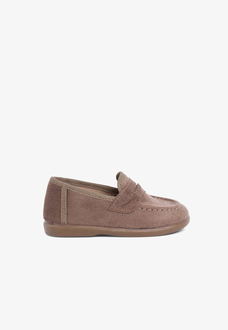Brauner Wildlederschuh zum Hineinschlüpfen mit Mokassin-artiger Naht, weicher Textur, Gummisohle und kontrastierendem, hellbraunem Besatz. Niedrigprofil-Design, geeignet für legere Outfits.