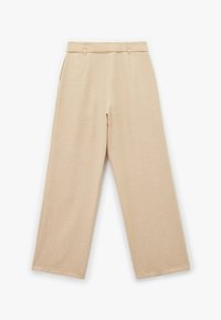 Pantalons larges beiges avec une texture lisse, présentant un devant plat, des passants de ceinture et une coupe droite, adaptés à une tenue décontractée ou formelle.