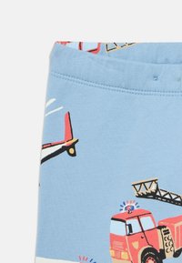 Ανοιχτό μπλε βαμβακερό ύφασμα με πολύχρωμες απεικονίσεις ενός πυροσβεστικού οχήματος, αεροπλάνου και στοιχεία σε κόκκινο, μαύρο και κίτρινο.