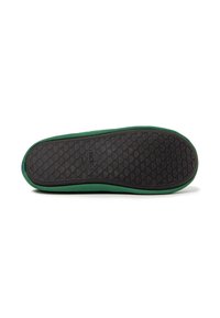 Zapato de tela verde con una suela de goma negra texturizada que presenta un pequeño logo y una forma redondeada, diseñado para la comodidad y el agarre.