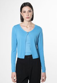 Hellblaues Strickcardigan aus weichem Material, mit Rundhalsausschnitt, langen Ärmeln und einem dekorativen Knopf am Verschluss.