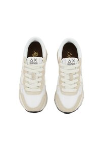 Baskets beige et blanches en tissu mesh avec des accents en daim, présentant un bout rond, un laçage et un logo sur la languette.