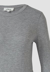 Heather gray t-shirt z długim rękawem w stylu crewneck z metką marki s.Oliver wszytą w dekolt, rozmiar 36.