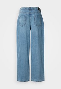 Ανοιχτό μπλε τζιν παντελόνι με φαρδιά γραμμή, μέτρια πλύση, δύο πίσω τσέπες και ίσια κοπή. Τελειωμένο με στρίφωμα με διακριτική υφή.