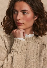 Next RUFFLE DETAIL - Strickpullover - camel brown