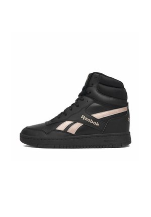 Sneaker nera Reebok alta con strisce laterali beige, chiusura frontale con lacci, caviglia imbottita e dettagli brandizzati sul lato e sul tallone.