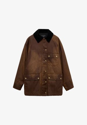 Bruine gewaxte katoenjas met een zwarte corduroy kraag, vooraan drukknoopsluiting en drie klepzakken met drukknoopsluiting.