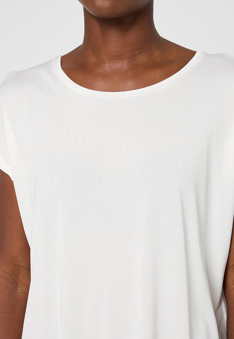 Witte korte mouw top met een wijde halslijn, lichtgewicht textuur en een relaxte pasvorm, met zachte draping rond de schouders.