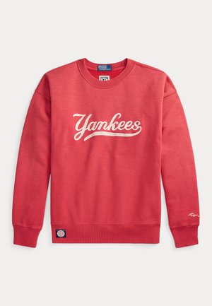 Raudonas ilgomis rankovėmis džemperis su užrašu "Yankees" priekyje, ribbinuotos rankogaliai ir apačia, su Polo Ralph Lauren etikete apatinėje krašto dalyje.