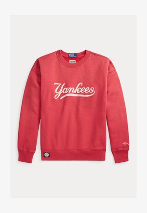 Rød langermet genser med teksten "Yankees" foran, ribbestrikkede mansjetter og nederkant, og Polo Ralph Lauren-merke nederst på kanten.