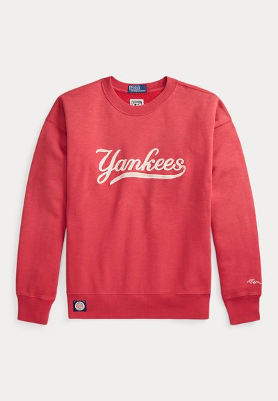 Κόκκινο φούτερ με μακρύ μανίκι και το κείμενο «Yankees» μπροστά, με ριμπ μανσέτες και τελείωμα, και ετικέτα Polo Ralph Lauren στο κάτω μέρος.