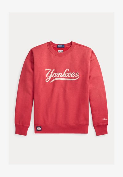 Κόκκινο φούτερ με μακρύ μανίκι και το κείμενο «Yankees» μπροστά, με ριμπ μανσέτες και τελείωμα, και ετικέτα Polo Ralph Lauren στο κάτω μέρος.