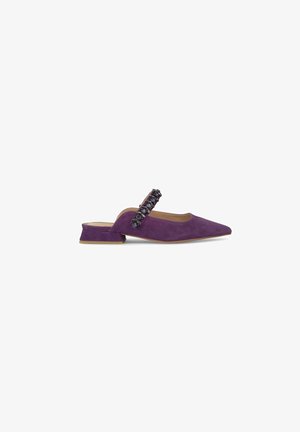 Chaussure slingback en daim violet avec un bout pointu, un petit talon compensé et une sangle décorative ornée de délicates pierres précieuses sombres.