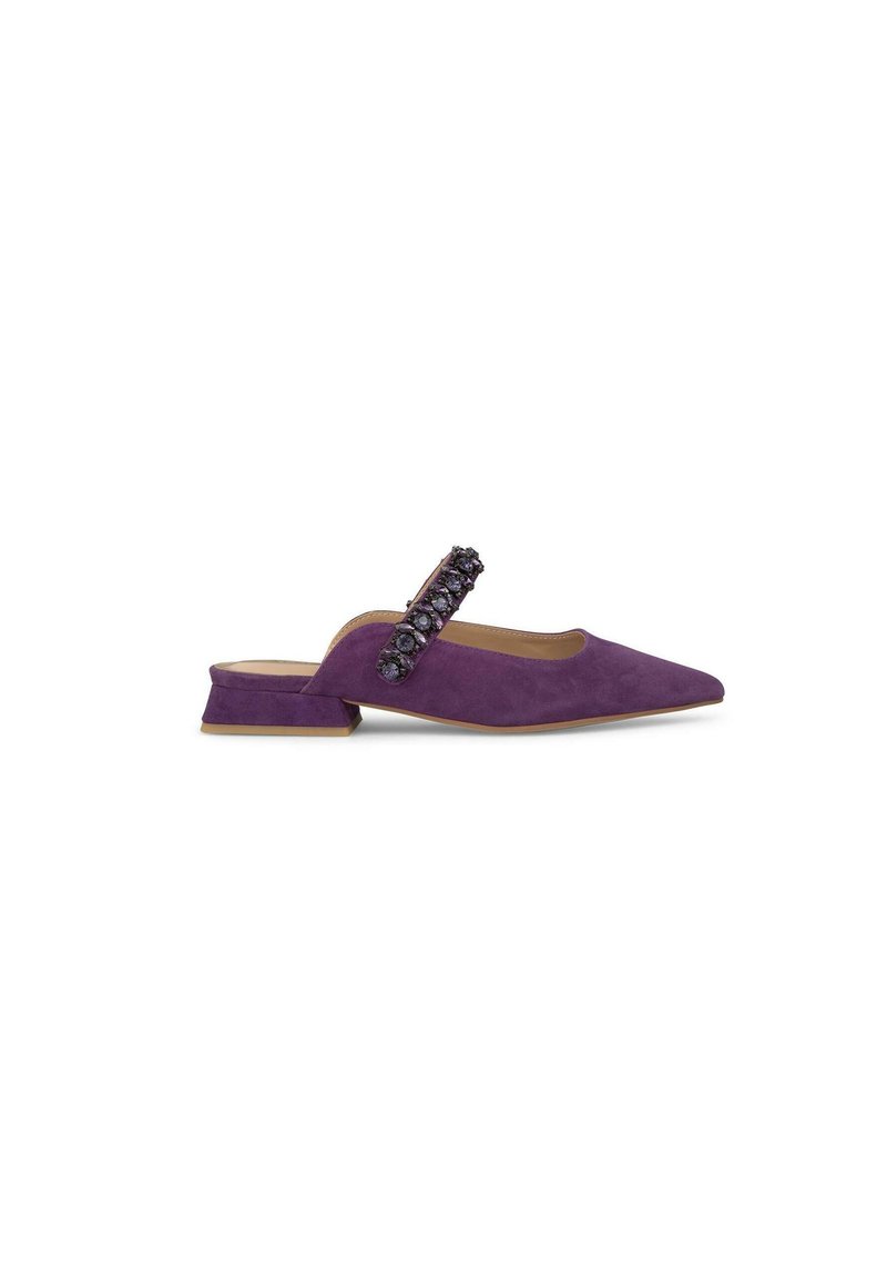 Chaussure slingback en daim violet avec un bout pointu, un petit talon compensé et une sangle décorative ornée de délicates pierres précieuses sombres.
