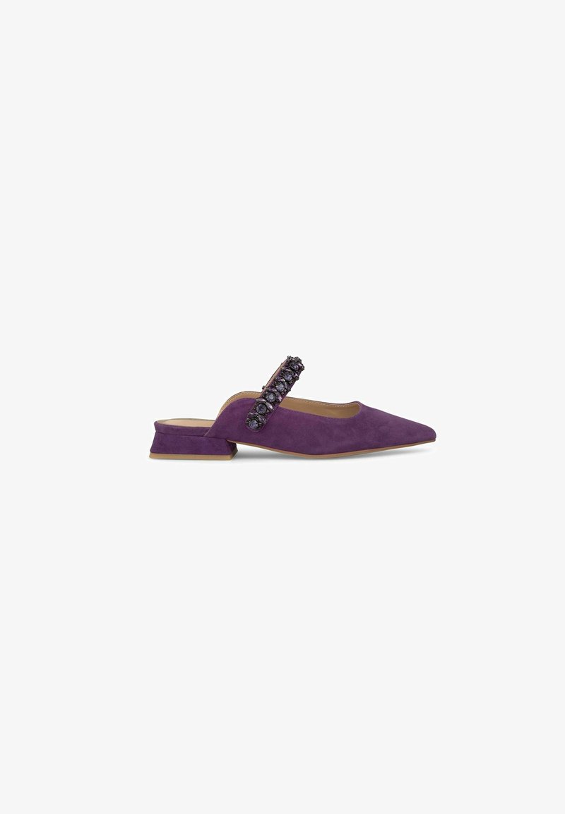 Scarpa slingback in suede viola con punta affusolata, tacco basso a zeppa e una cintura decorativa adornata con gemme scure.