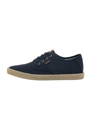 Zapatos de cordones azul marino con tela perforada, puntera redondeada y suela envuelta en yute. Etiqueta de acento marrón en el lateral.