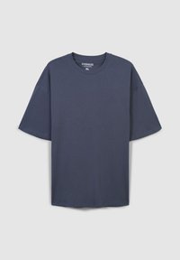 T-shirt di grandi dimensioni di colore blu scuro, realizzata in morbido cotone, con scollo rotondo, maniche corte e una vestibilità comoda. Tag della taglia visibile: XL.