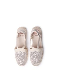 Beige espadrilles met een bloemetjeskant ontwerp, canvas stof, open hiel en verstelbare band. Jute-wikkelzool, gestructureerde afwerking.