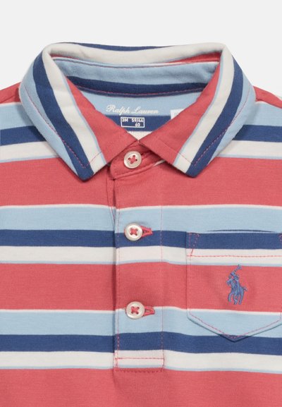 Chemise enfant à manches courtes avec col, rayures horizontales rouges, bleues et blanches, trois boutons et une petite poche avec logo brodé.