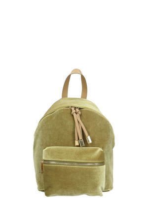Grüner Samt-Rucksack mit runder Form, hellbraunem Ledergriff, doppelten Reißverschlüssen und einer vorderen Reißverschlusstasche. Weiche Textur und einfaches Design.