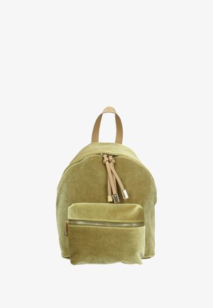 Groene fluwelen rugzak met een ronde vorm, tan leren handvat, dubbele ritsen en een voorzak met rits. Zachte textuur en eenvoudig ontwerp.