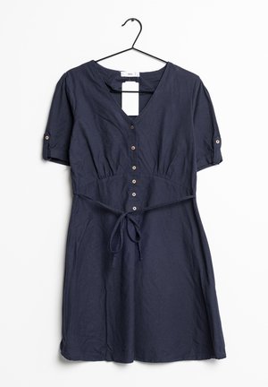 Vestido azul marino con mangas cortas, escote en V y cierre de botones en la parte delantera. Cuenta con un lazo en la cintura y una falda acampanada. Textura de tela suave.