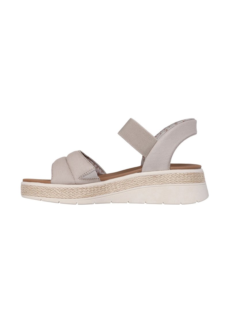 Beige Keil-Sandalen mit elastischen Riemen, einer strukturierten Espadrille-Zwischensohle und einer glatten Gummisohle. Die Seitenansicht hebt das offene Rückendesign hervor.