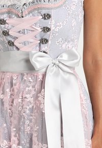 Abito grigio chiaro con motivi floreali, accenti rosa, sovrapposizione in pizzo, dettagli in raso in vita e hardware a forma di cuore. Caratteristiche di design elegante.