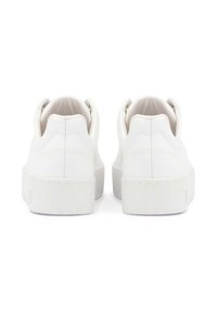 Pereche de adidași simpli albi, cu glezna joasă, vizibili din spate, cu cusături curate și tălpi albe groase pe un fundal alb.