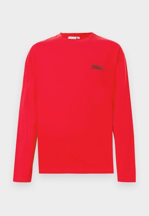 Piros, hosszú ujjú pamut póló, kerek nyakkivágással, bal oldalon egy kis fekete logóval. Simaszerkezet.