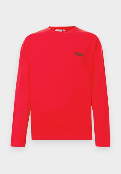 Κόκκινο μακρυμάνικο μπλουζάκι από βαμβάκι, με στρογγυλή λαιμόκοψη και μικρό μαύρο λογότυπο στην αριστερή πλευρά του στήθους. Λείο ύφασμα.