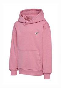 Pink hættetrøje med forlommes kangurulomme og lille broderet bi-logo på venstre bryst, ribstrikkede manchetter og bund.