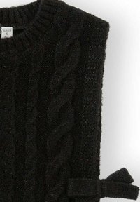 Chaleco de punto negro con un patrón de trenzas, cuello redondo y un detalle de lazo en el lado. Textura suave, con un tacto robusto y cálido.