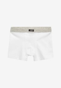 Vita bomullsboxer med ett grått elastiskt midjeband som har en svart etikett märkt "NEXT". Designen är enkel och kroppsnära.