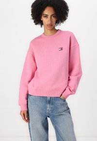 Tommy Jeans BADGE CREW - Felpa - pink crush